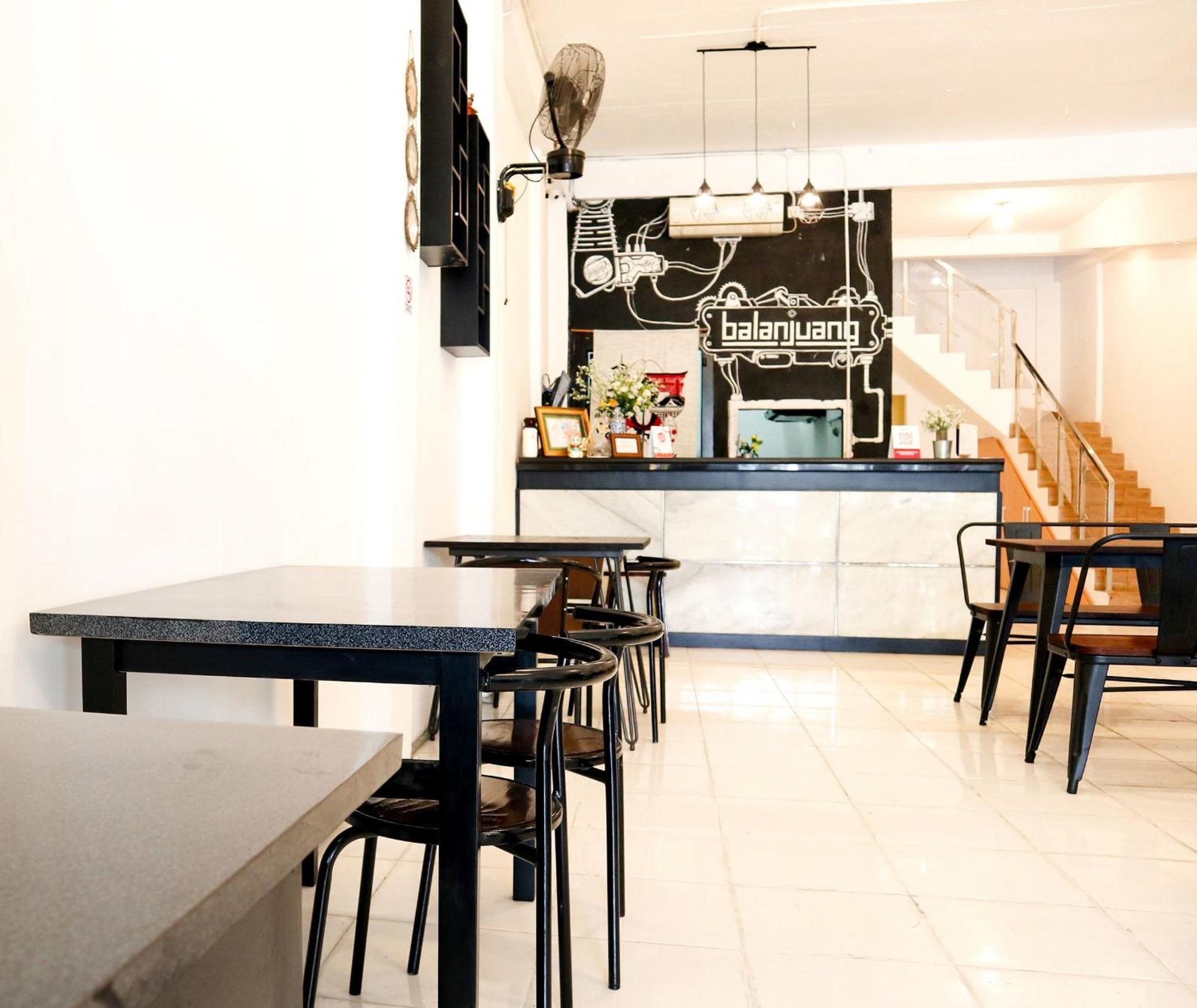 Oyo 1191 Monalisa Residence And Cafe Padang  Exterior foto